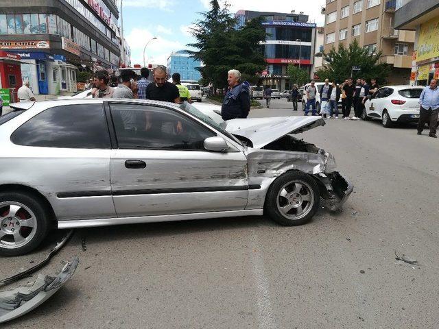 Mhp Kocaeli Milletvekili Adayı Kaza Yaptı: 2 Yaralı