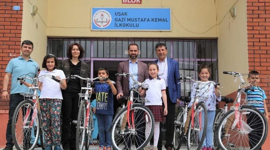 Uşak&rsquo;ta En &Ccedil;ok Atık Pil Toplayan Minikler Hediyelerini Aldı