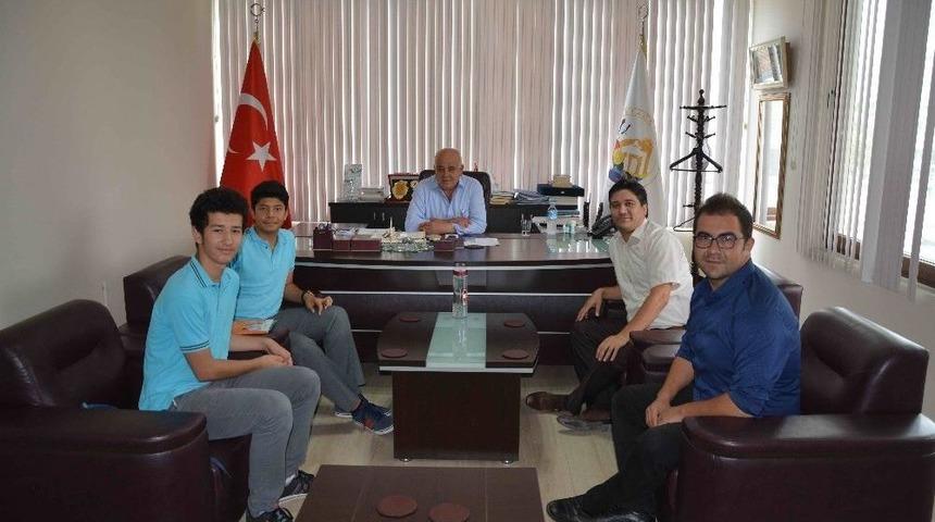 Başkan Kara&ccedil;elik, Başarılı &Ouml;ğrencileri &Ouml;d&uuml;llendirdi