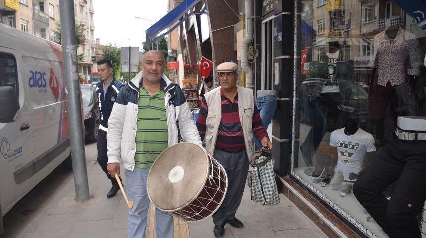 Ramazan Davulcuları Bahşiş Toplamak İ&ccedil;in İş Başında