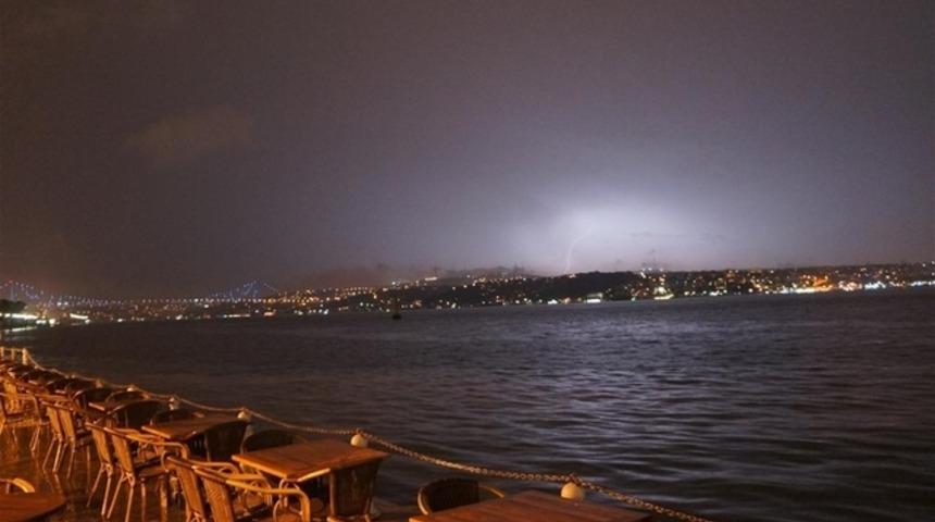 İstanbul'u şimşekler aydınlattı