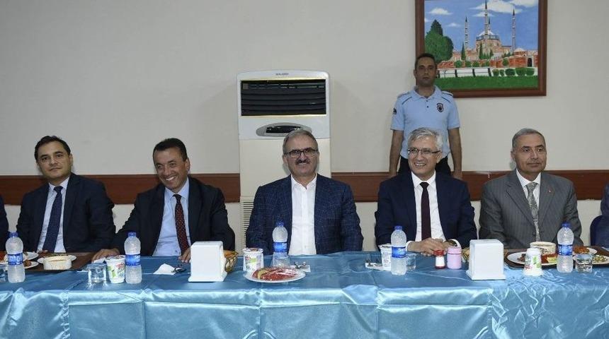 Vali Karaloğlu Mahkumlarla İftar Yaptı