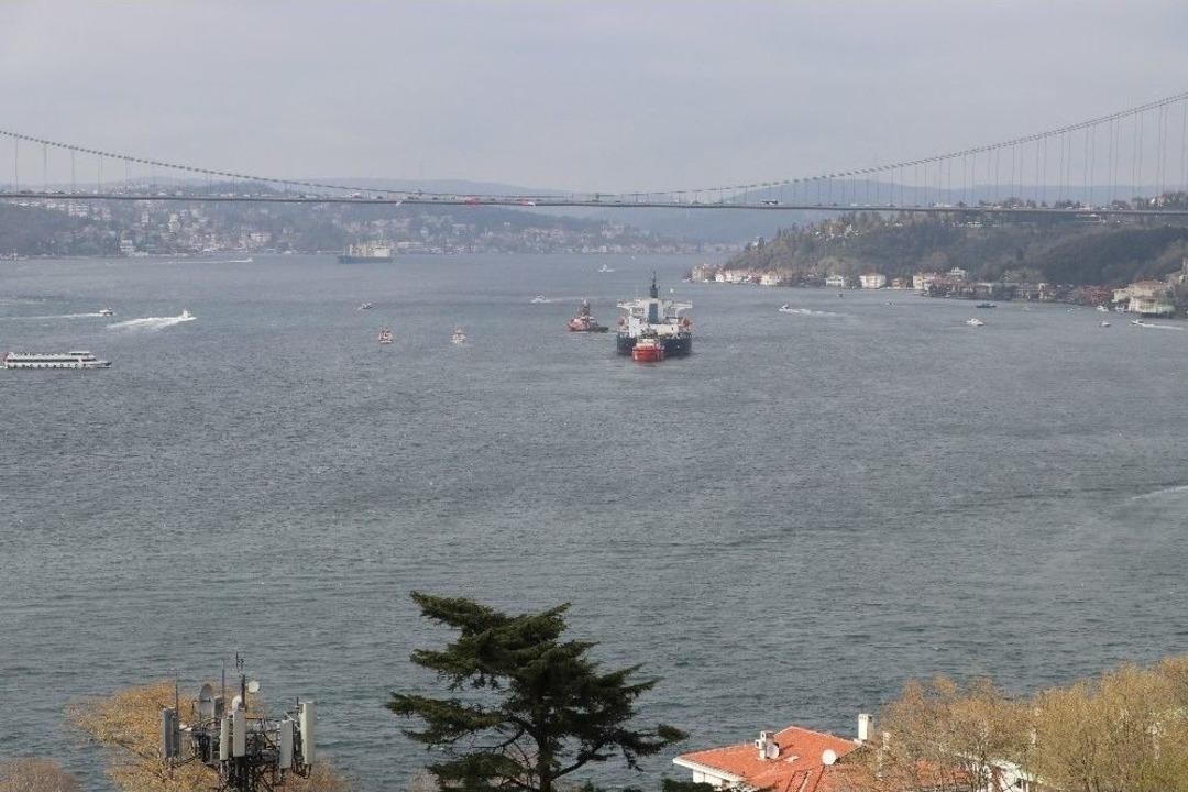 İstanbul Boğazı&rsquo;nda Gemi Yalıya &Ccedil;arptı