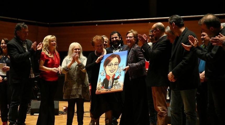 &Ouml;zg&uuml;r &Ccedil;izerler &Ouml;d&uuml;llerine Kavuştu