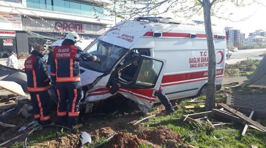 Elazığ&rsquo;da Ambulans İle Otomobil &Ccedil;arpıştı: 7 Yaralı
