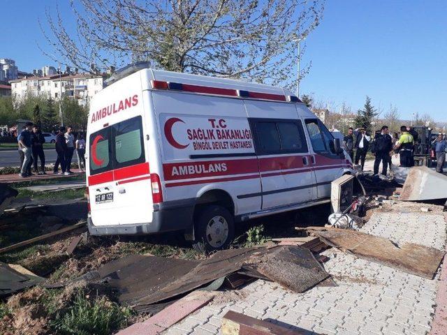 Elazığ’da Ambulans İle Otomobil Çarpıştı: 7 Yaralı