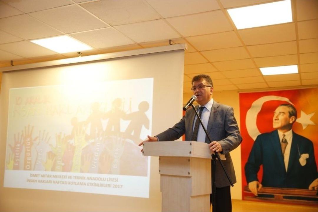 K&uuml;&ccedil;&uuml;k&ccedil;ekmece&rsquo;de İnsan Hakları G&uuml;n&uuml; Etkinliği