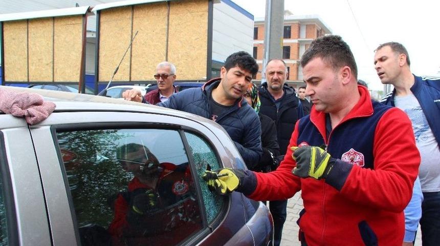 Otomobilde Kilitli Kalan &Ccedil;ocuğu İtfaiye Ekipleri Kurtardı