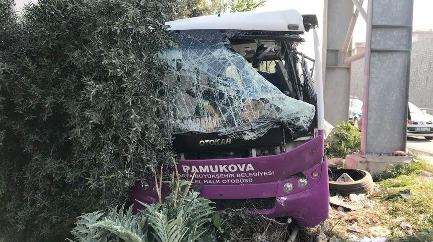 Sakarya&rsquo;da &Ouml;zel Halk Otob&uuml;s&uuml; &Uuml;st Ge&ccedil;idin Ayağına &Ccedil;arptı: 16 Yaralı