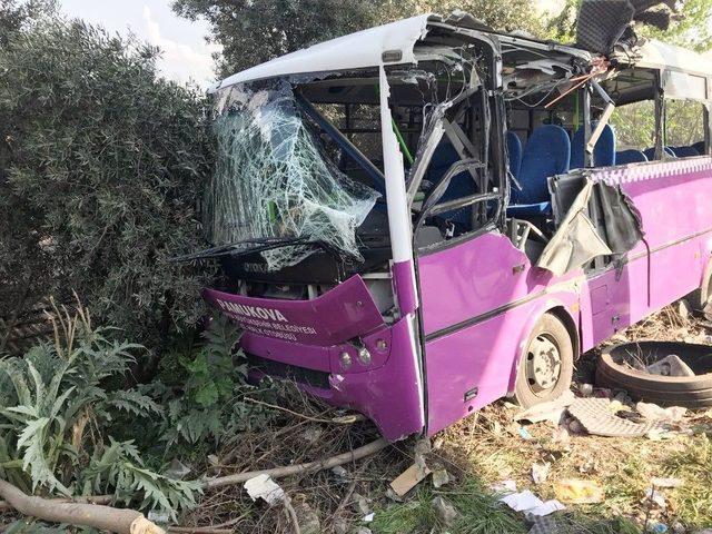 Sakarya’da Özel Halk Otobüsü Üst Geçidin Ayağına Çarptı: 16 Yaralı