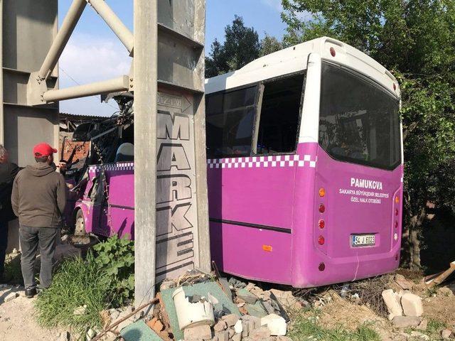 Sakarya’da Özel Halk Otobüsü Üst Geçidin Ayağına Çarptı: 16 Yaralı