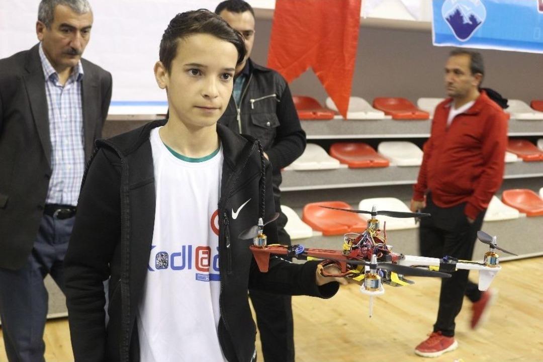 Ağrılı &Ouml;ğrenci Tsk İ&ccedil;in T&uuml;rkiye&rsquo;de İlk Kodlamalı &lsquo;drone&rsquo; &Uuml;retti