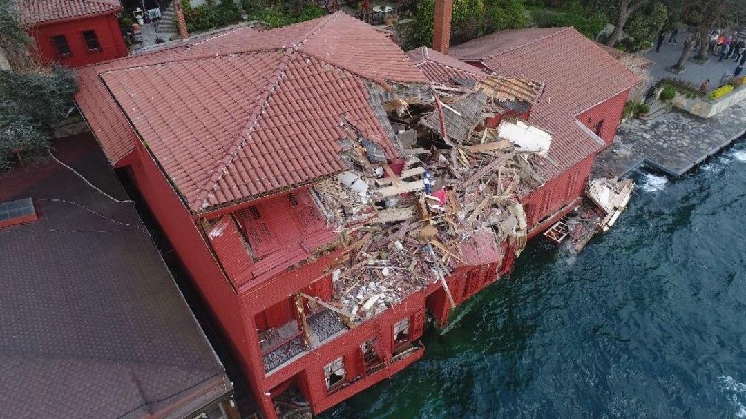 Geminin &Ccedil;arptığı Tarihi Yalıdaki B&uuml;y&uuml;k Hasar Havadan G&ouml;r&uuml;nt&uuml;lendi