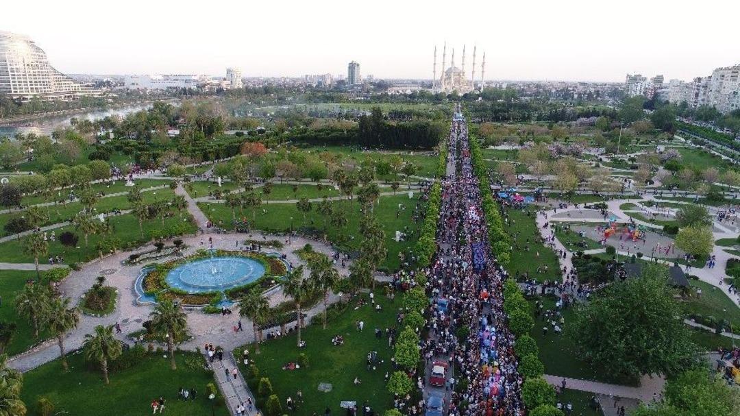 Portakal &Ccedil;i&ccedil;eği Karnavalı&rsquo;nın Kortejine Binlerce Kişi Katıldı