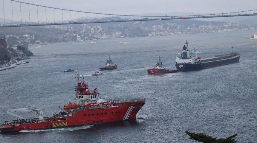 Tarihi Yalıya &Ccedil;arpan Gemi Ahırkapı A&ccedil;ıklarına &Ccedil;ekiliyor