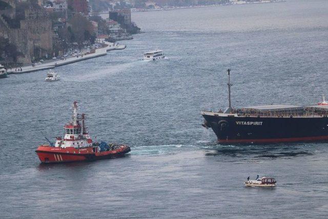 Tarihi Yalıya &Ccedil;arpan Gemi Ahırkapı A&ccedil;ıklarına &Ccedil;ekiliyor 1