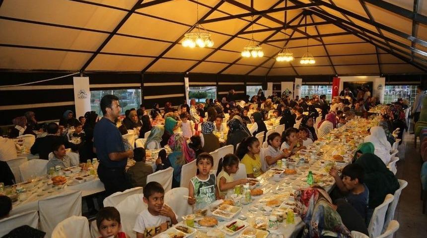 Yetimlere Bir İftar Da Eyy&uuml;biye Belediyesinden