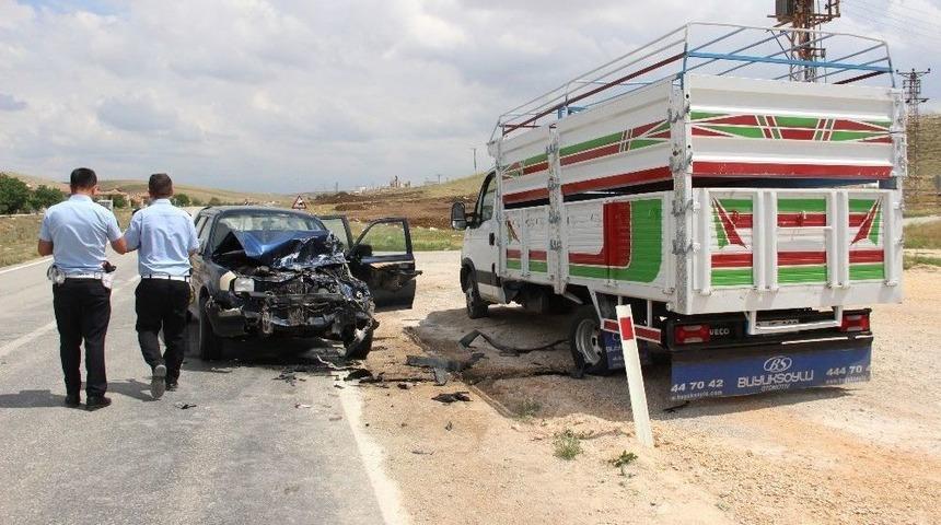 Karaman&rsquo;da Kamyonetler &Ccedil;arpıştı: 3 Yaralı