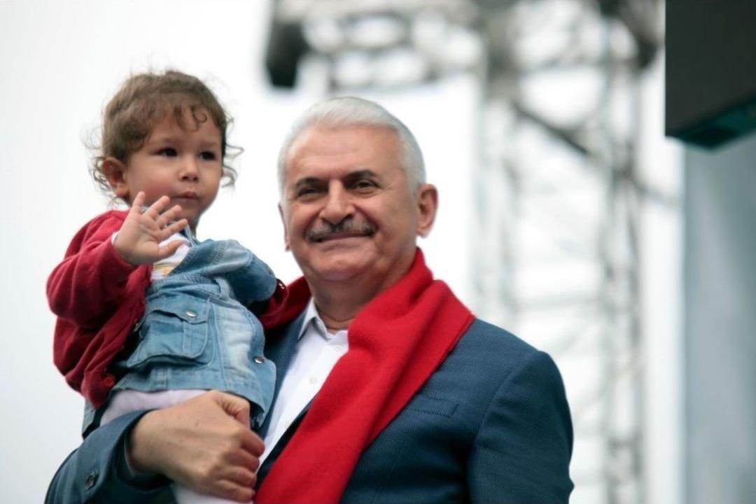 Başbakan Yıldırım: &ldquo;onlar Geriyi G&ouml;steriyor Geriyi İşaret Ediyor Biz İleri Diyoruz, Daima İleri&rdquo;