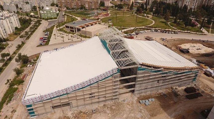 Y&uuml;reğir&rsquo;in İlk Spor Kompleksi İnşaatı Devam Ediyor