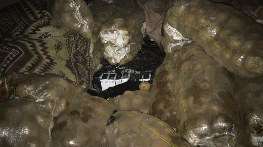 Patates &Ccedil;uvalları Arasında 17 Bin Paket Ka&ccedil;ak Sigara Ele Ge&ccedil;irildi