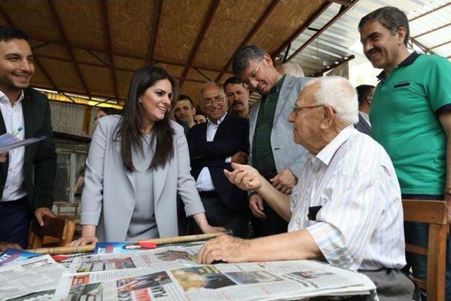 Bakan Sarıeroğlu, Kadınlarla Kilim Dokudu