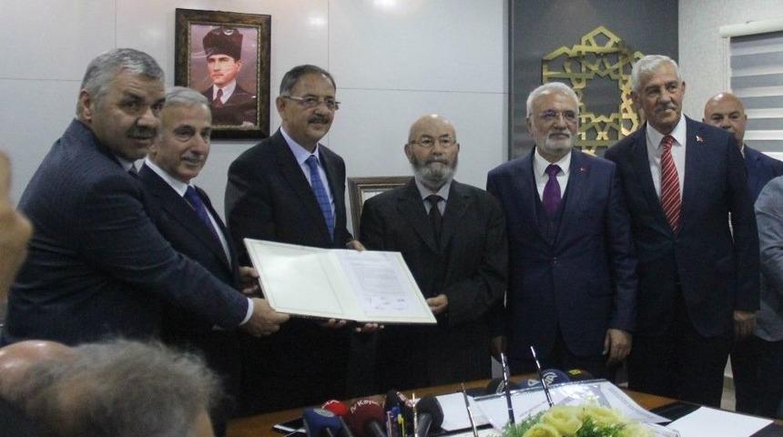 Hayırsever Osman Ulubaş&rsquo;ın Yaptıracağı Okulun Protokol&uuml; Bakan &Ouml;zhaseki&rsquo;nin Katıldığı T&ouml;ren İle İmzalandı