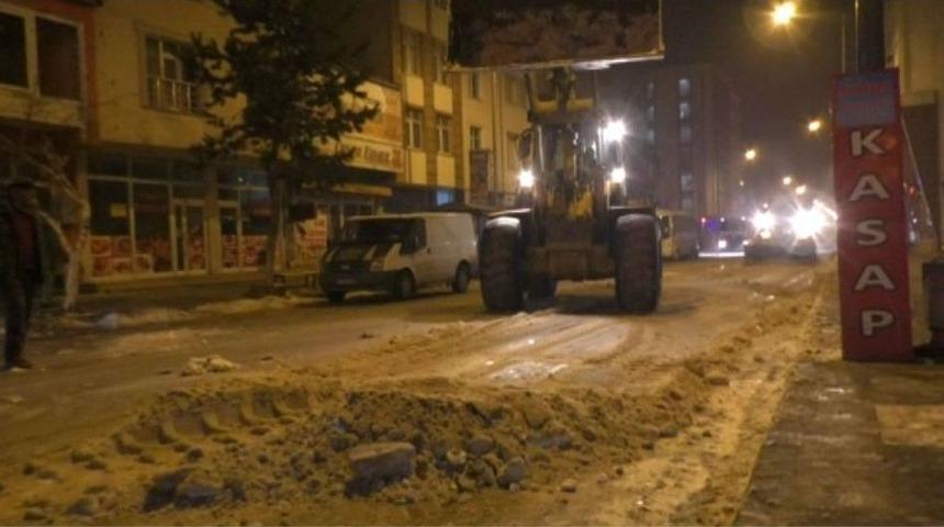 Kars Belediyesi Caddelerin Kar Ve Buzunu Temizliyor