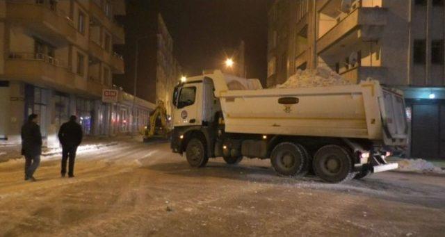 Kars Belediyesi Caddelerin Kar Ve Buzunu Temizliyor