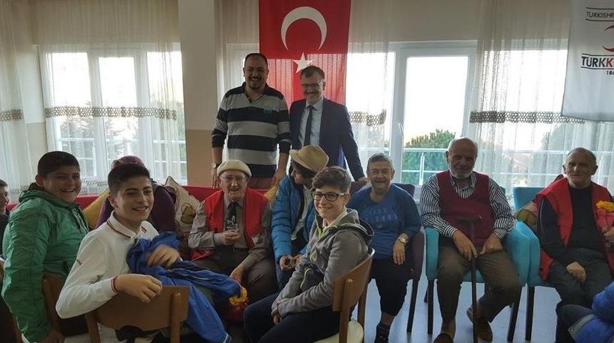 &Ouml;ğrenciler Huzurevi Sakinleri İle Bir Araya Geldi