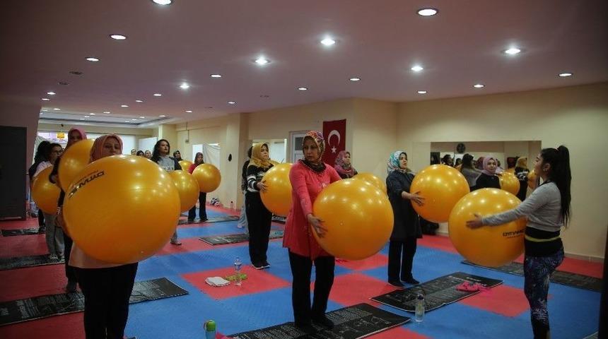 Erdemlili Kadınlar, Belediyenin Spor Merkezinde Form Tutuyor