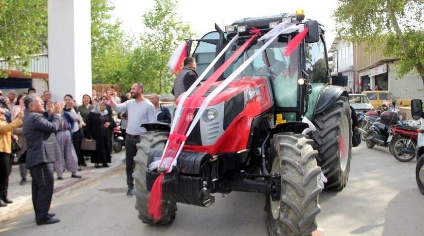 Trakt&ouml;rle Gelin Konvoyu S&uuml;rprizi