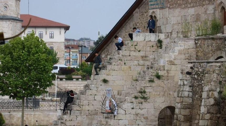 &Ccedil;ifte Minareli Medrese&rsquo;de Tehlikeli Oyun