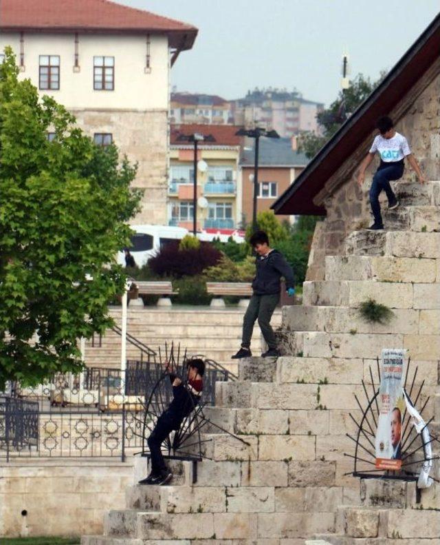 Çifte Minareli Medrese’de Tehlikeli Oyun