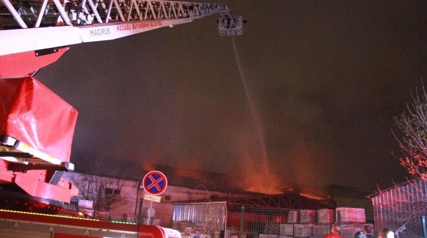 Seramik Fabrikasının &Ccedil;atı Ve Deposu Alev Alev Yandı