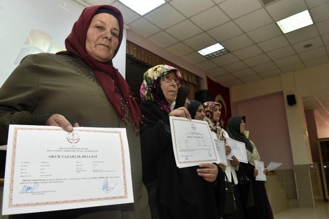 G&uuml;m&uuml;şhane&rsquo;de Okuma-yazma Seferberliğiyle Bin 500 Kişi Okuma-yazma &Ouml;ğrendi