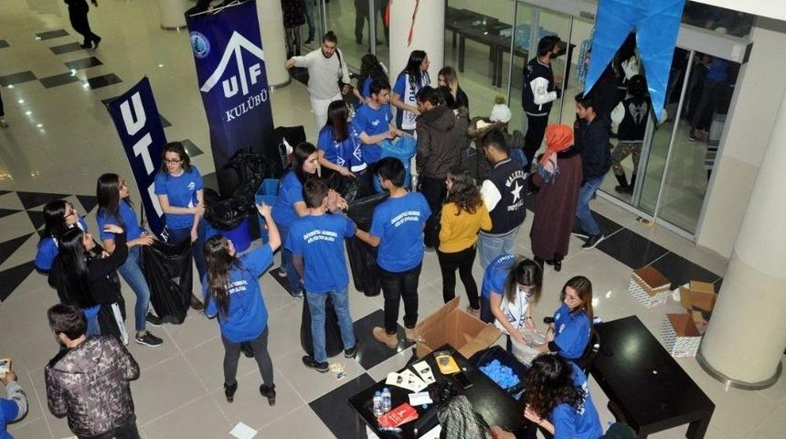 &Ouml;ğrenciler Konsere 10 Mavi Kapak Getirerek Girdi