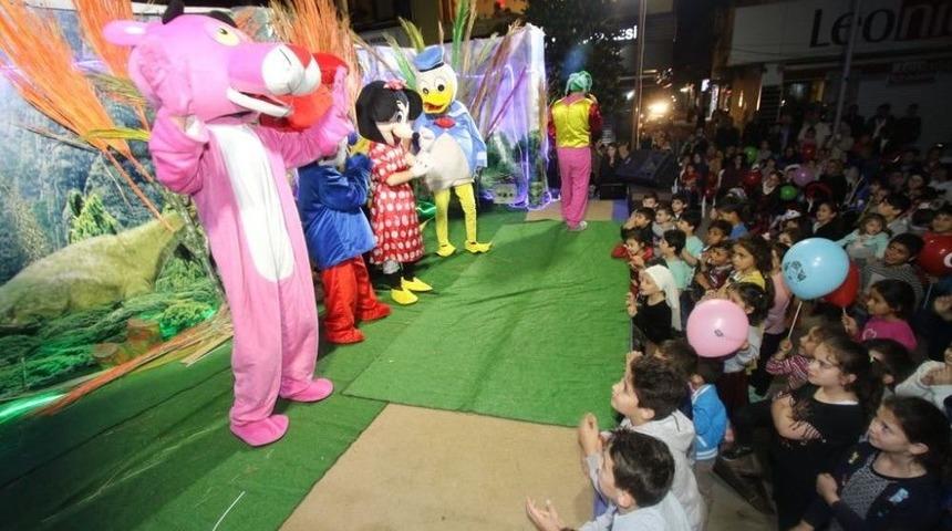 &Ccedil;ocuklara &Ouml;zel Tiyatro Ve Eğlence Gecesine İlgi Yoğundu