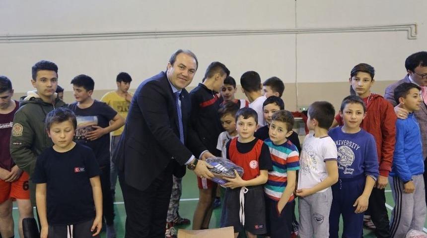 Atletizm Sporcularına Malzeme Desteği