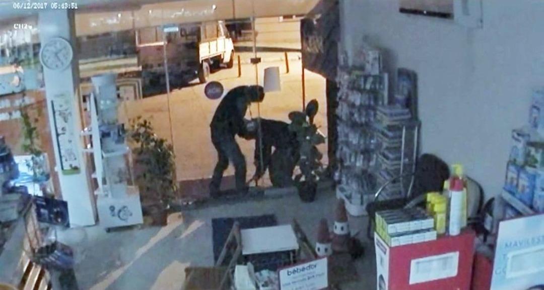 Manisa&rsquo;da Hırsızlar &Ouml;nce Kameraya Sonra Polise Yakalandı