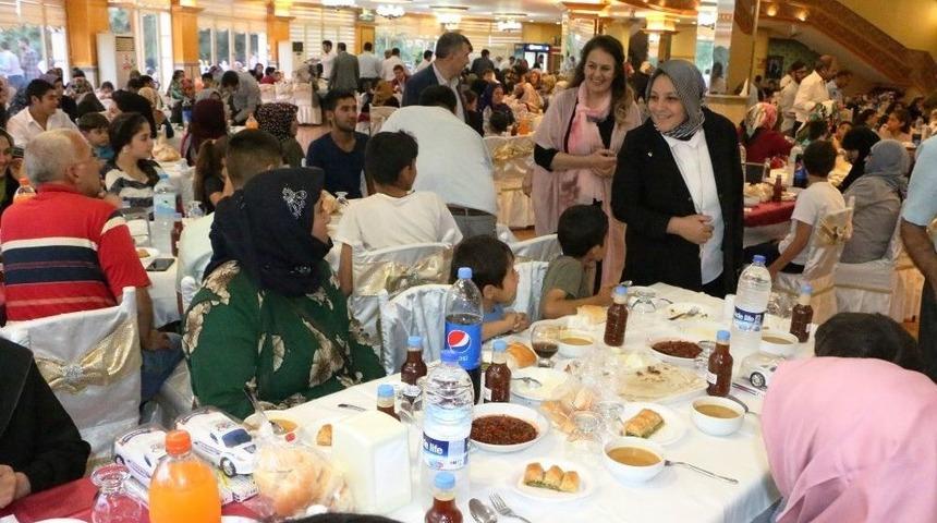 B&uuml;y&uuml;kşehir Sofrasını Bu Kez Yetim Ve Ailelerine A&ccedil;tı