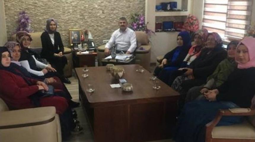 Ak Parti G&uuml;ny&uuml;z&uuml; İl&ccedil;e Kadın Kollarından Başkan Arayıt&rsquo;a Ziyaret