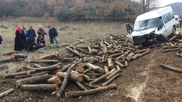 İşçi Servisi Yola Düşen Tomruklara Çarptı: 6 Yaralı G1