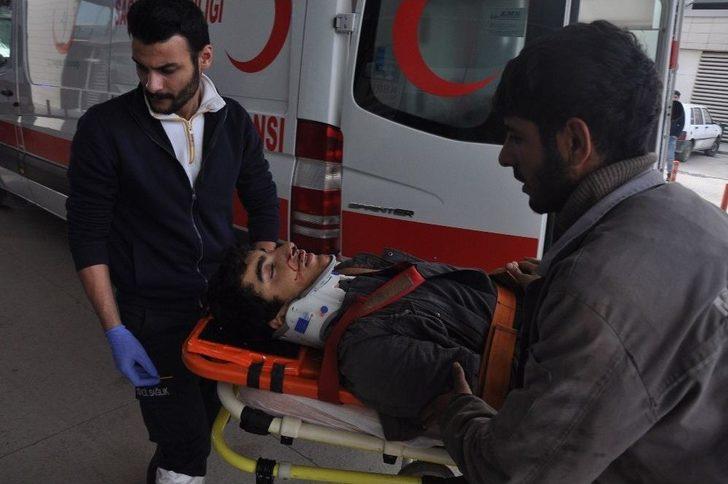 İşçi Servisi Yola Düşen Tomruklara Çarptı: 6 Yaralı G4