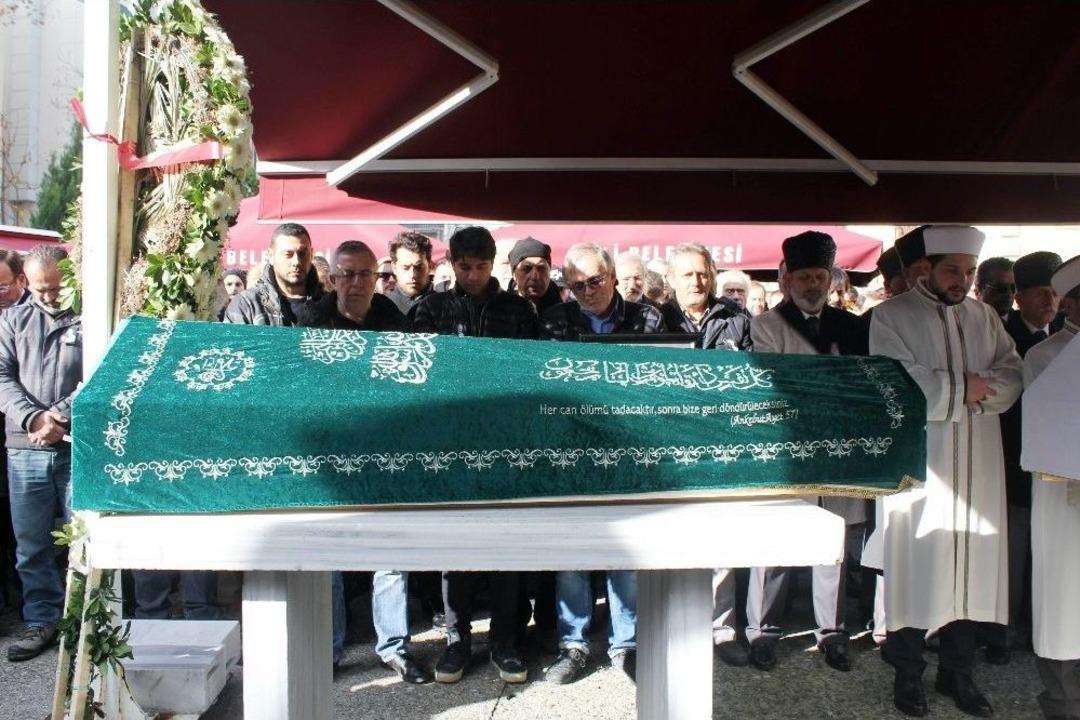 &Uuml;nl&uuml; Y&ouml;netmen, G&ouml;zyaşlarıyla Son Yolculuğuna Uğurlandı