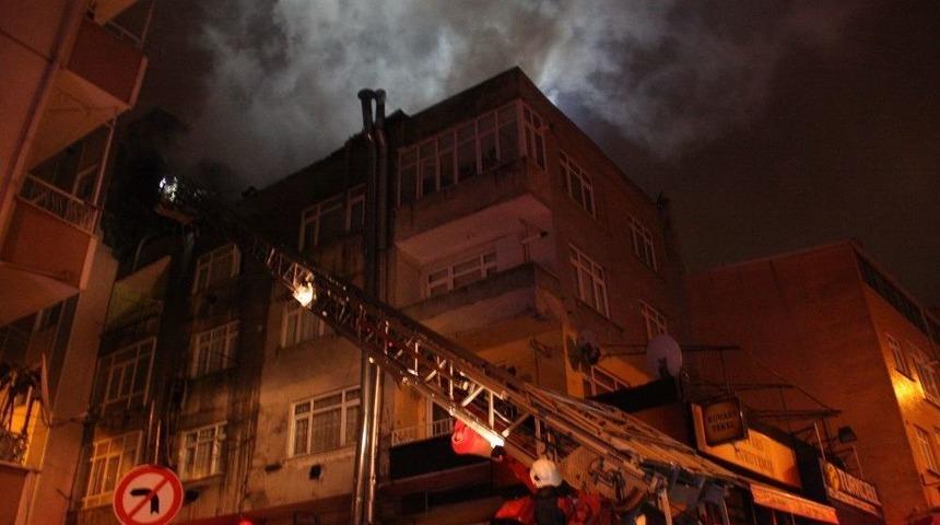 K&uuml;&ccedil;&uuml;k&ccedil;ekmece&rsquo;de 3 Katlı Binanın &Ccedil;atısı Alev Alev Yandı