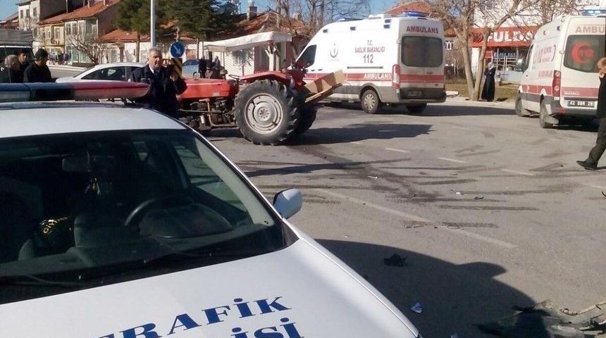 Trakt&ouml;r İle Hafif Ticari Aracın Kazası Kamerada