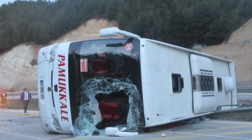Afyonkarahisar&rsquo;da Otob&uuml;s Devrildi, 1 &Ouml;l&uuml;, 20 Yaralı