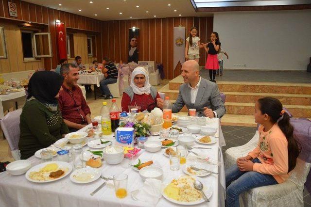 Sarayköy Belediyesi Öksüz Ve Yetim Vatandaşlara İftar Verdi