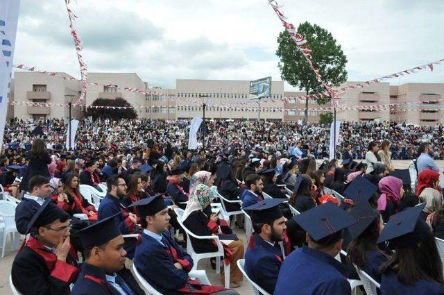 Fen-edebiyat Fakültesi Mezuniyet Töreninde Coştu